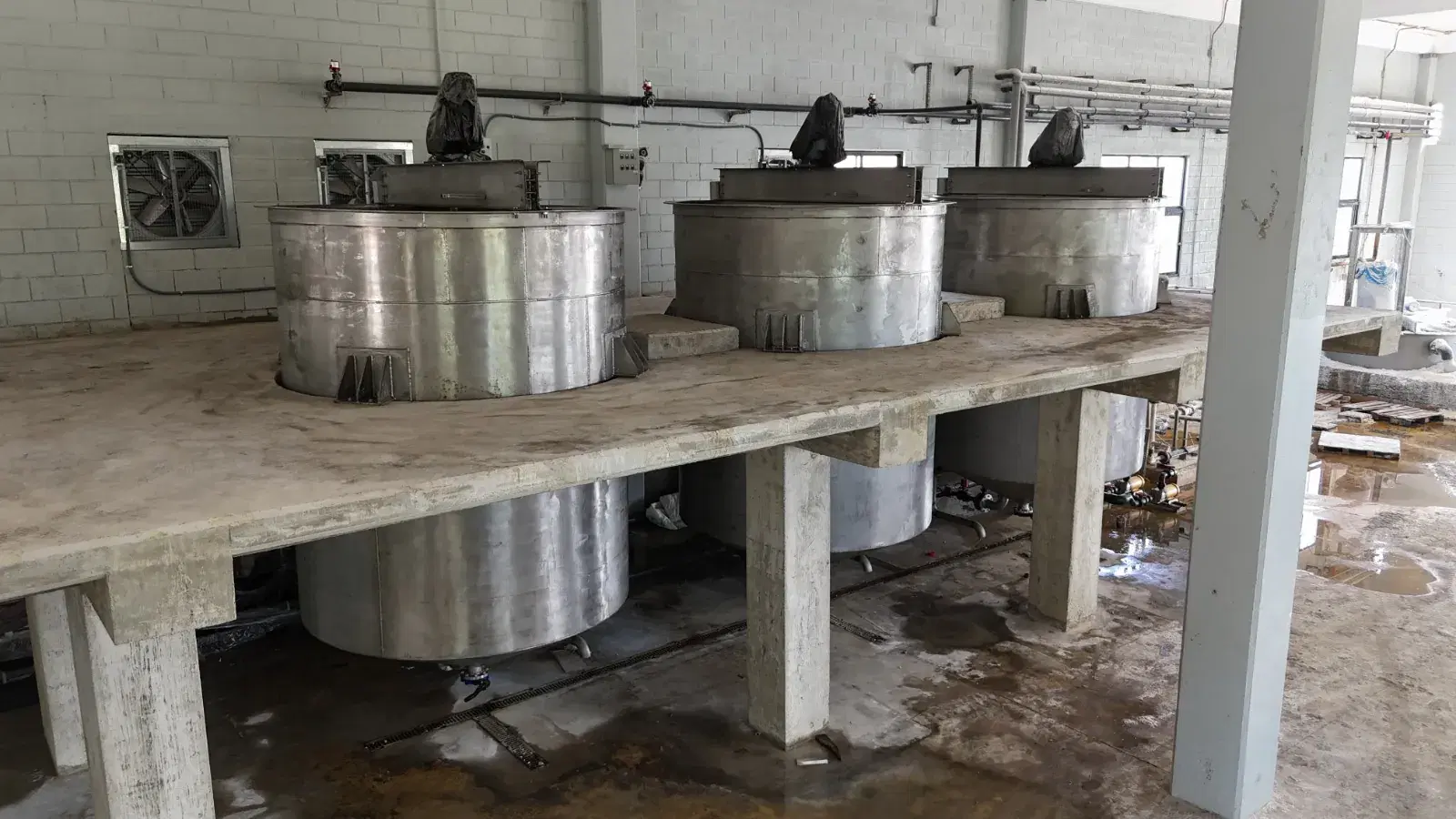 Industrial storage tanks and mixers